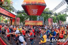 两千名越野跑爱好者奔跑韶山
