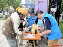 用餐高峰电梯难等？社区“暖送团”为外卖骑手接力送餐｜小区大事