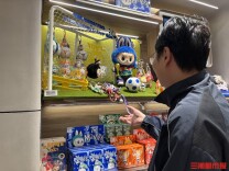 赛事未至热度先行！世界杯跨界联名潮玩、零食热销