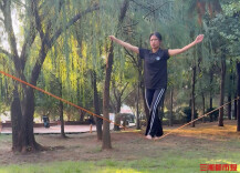 凭借2.5厘米宽扁带高空行走，女大学生备战全国大赛