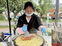 大学生一句“受不了”，煎饼阿姨摊前排起长龙｜26℃