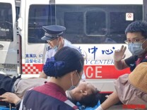老人突发疾病瘫软在地，长沙地铁工作人员18分钟接力送医