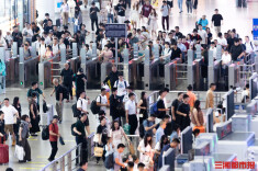 长沙南站迎来客流高峰，走东广场进站，直接省一半时间｜嗨FUN五一
