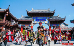 “万剑归宗”再现天幕！长沙方特“国潮盛典”邀你共赴武侠盛宴丨嗨FUN五一