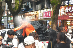 “五一”假期客流量激增，网友发文呼吁“爱护环境，垃圾不乱丢”丨嗨FUN五一