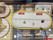 金价震荡下跌，“一口价”金饰集体降价促销