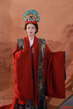 惊艳！废纸板+旧衣服，大一女生“手搓”明代凤冠霞帔