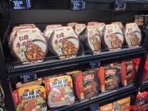 “自嗨锅”黯然退场，速食赛道迎来大洗牌：外卖烫捞杯、短保火锅、鲜食快手菜抢占风口|消费新观察