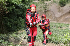 泥石流来袭、村民被困，刚到安置点的老人领着消防员逆行救援｜2026防汛火线