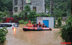 暴雨突袭，邵阳消防驾舟转移被困群众
