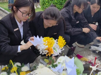 大学生手编菊花、稻穗，述说对袁爷爷的思念