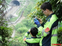无人机扫盲区+人工上山复查，他们守护沪昆高铁汛期安全