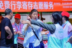 暴雨中转移行李，深夜守候最后一名游客，再添一层暖
