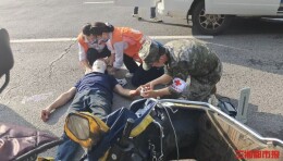 车祸现场有人受伤倒地，巡诊军医冲了过去 ｜26℃