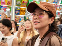 长沙“零食王国”再迎大咖，章子怡向大家挥手问好