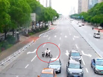 未戴头盔骑摩托车“炸街”，遇交警紧急掉头逆行被查