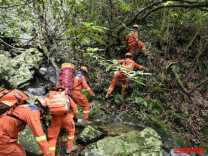 炎陵一男子坠崖被困，多方力量8小时生死救援