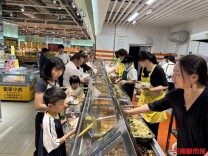10元管饱，四类人免费！长沙这家爱心食堂，每天近四成顾客免费用餐丨26℃