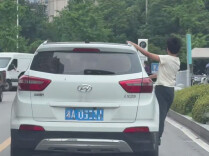 孩子扒住车身随车行驶，长沙交警紧急约谈粗心家长