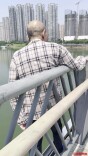 老人跳江轻生，路过的健身教练一把拉住他|26℃