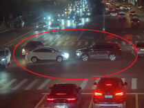 两车路口“大灯对峙”堵路，各记3分、罚款100元