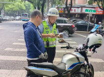 高考考场旁边骑摩托车“炸街”，男子当场被查