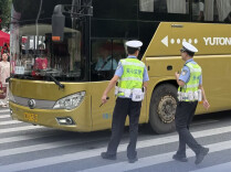 无人机护航，考生们顺利入场