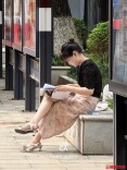 图集丨开考后的高考考场外，一份份守候与陪伴