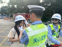 “警察叔叔我的证件丢了”，铁骑护送7分钟补办