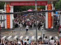 飞奔啦，放考啦！学子跑出考场庆祝高考结束