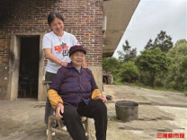 嫁来湖南12年，她成了40余位老人的“共享女儿”｜26℃