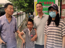 空行李箱成关键线索，3小时帮走失男孩找到家人