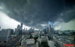 3小时破百毫米！深圳多地遭遇极端强降雨，分区红警正在生效