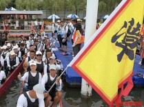 50岁大姐在“龙超”赛场乘风破浪，“年龄不该成为奔赴热爱的枷锁”