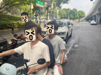 电动车载多人未戴头盔，无人机喊话劝阻