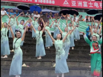 龙舟赛邵阳市民自发组建啦啦队，远看如碧波荡漾 灵动又柔美
