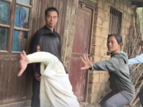 李连杰短剧里的“武林高手”，在村里给大姐大妈当总教头