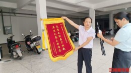 “我们在送锦旗的路上！”新田走失5天的13岁男孩得救，一家人带着20面锦旗奔走致谢｜26℃
