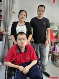 父亲扛着他求学12年，罕见病少年高考564分：这束光，他追到了｜26℃