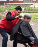 小事难事随叫随到，62岁的他是全村留守老人的“24小时在线客服”｜26℃
