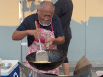 “炒完你的炒你的”，衡阳碎步爷爷被人墙围住 当地文旅助力升级摊位