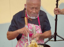 大哥包场“碎步爷爷”炒粉摊，花1700元请大家免费吃炒粉两天