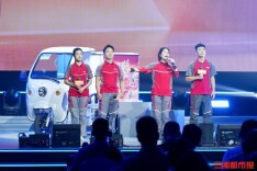 “快递李荣浩”C位登场：生活的乐曲，我跑着来唱|奔跑的人·面孔