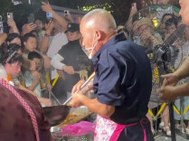 衡阳“碎步炒粉爷爷”火了！颠锅技法是腰疾逼出来的，承诺7元一份不涨价
