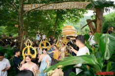 今年漂流、溯溪不一样：湖南景区把NPC、东南亚风都搬进了山里丨战高温2026