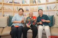 107岁“剪纸奶奶”：喜欢读书打牌，最爱旅游散心