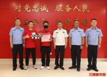 送单途中半路直奔派出所的骑手小哥得奖了