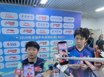 一个认真分析，一个埋头抠手指，王楚钦孙颖莎赛后采访分工明确