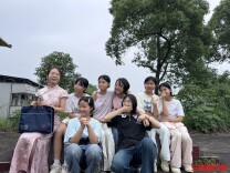 链接20万元资助、建起爱心积分商店，受资助走出乡村的留守女孩继续为乡村孩子“点灯”