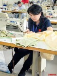 一支拐杖一把剪刀，残疾女孩裁出人生高光时刻｜26℃